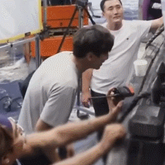 실제로 배우들이 촬영장에서 흔히 볼 수 있는 광경.gif | 인스티즈