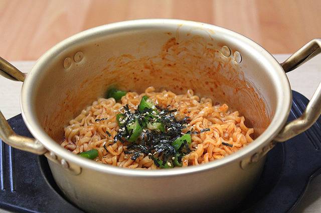 보기만해도 매워보이는 조합인 불닭볶음면+청양고추.jpg | 인스티즈