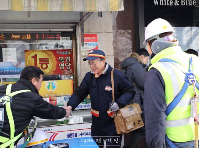 문재인 대표님 우체국 현장방문 및 집배원과의 대화 2017.02.21 | 인스티즈