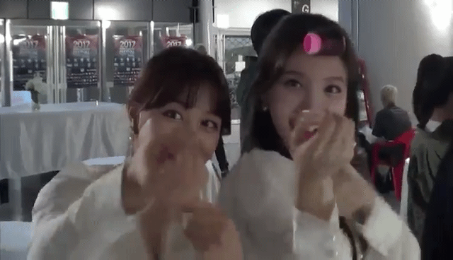 카메라 밀당하는 나연,지효 | 인스티즈