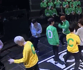 댄싱퀸들의 전쟁.gif | 인스티즈