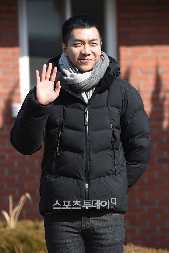 이승기 입대. 팬들 뒤로하고 아쉬운 발걸음 | 인스티즈