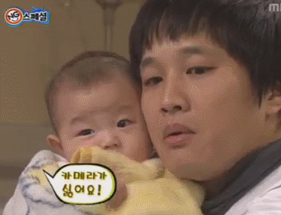 카메라를 싫어하는 아기.gif | 인스티즈