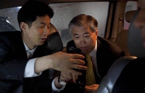 이쯤돼서 다시보는 문재인 투표인증샷.jpg | 인스티즈