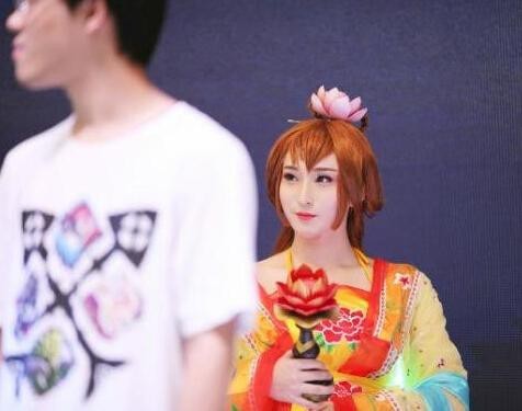 남성 관람객의 기습적인 키스를 받은 코스프레녀 | 인스티즈