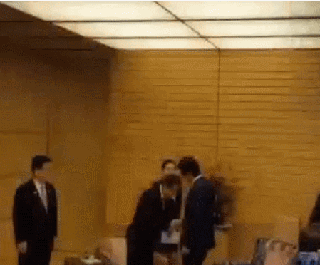 고개 숙이는 홍준표.gif | 인스티즈