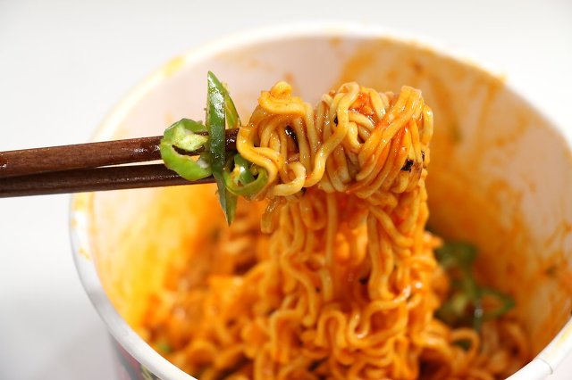 보기만해도 매워보이는 조합인 불닭볶음면+청양고추.jpg | 인스티즈