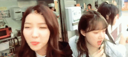 휴게소 음식에 낚여서 심통난 여자친구 예린.gif | 인스티즈