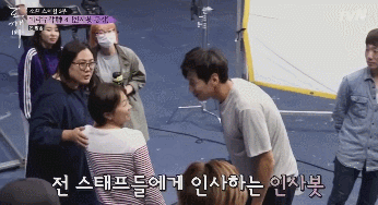 실제로 배우들이 촬영장에서 흔히 볼 수 있는 광경.gif | 인스티즈