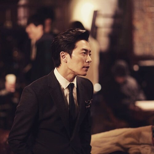 처음나왔을때 글쓴이랑 똑같이 생겼다고 얘기 많이 들어서 진짜 나인가 하고 헷갈렸다가 의식적으로 비슷하게 스타일링 하고 다녀서 그 반응 즐겼었던 그 배우 | 인스티즈