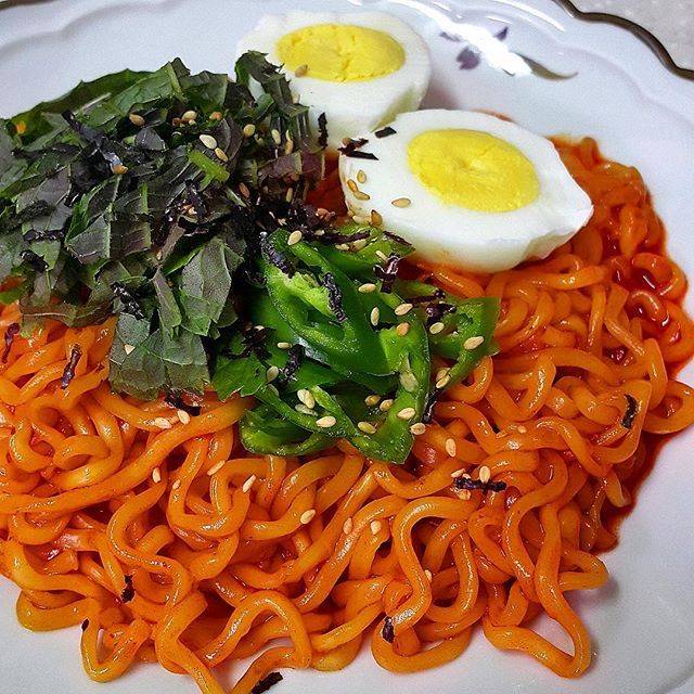 보기만해도 매워보이는 조합인 불닭볶음면+청양고추.jpg | 인스티즈