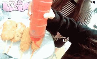 휴게소 음식에 낚여서 심통난 여자친구 예린.gif | 인스티즈