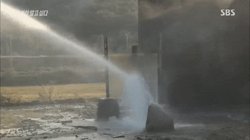 김진태의원이 맞아도 뼈 안뿌러진다는 물대포 위력.gif | 인스티즈