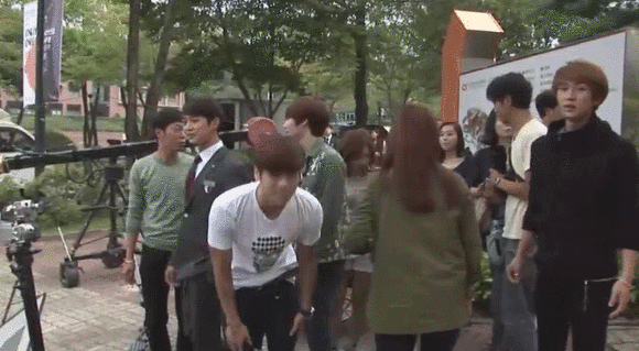 실제로 배우들이 촬영장에서 흔히 볼 수 있는 광경.gif | 인스티즈