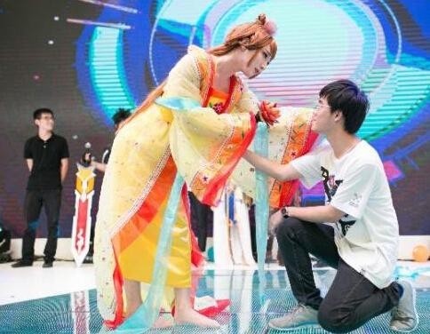 남성 관람객의 기습적인 키스를 받은 코스프레녀 | 인스티즈