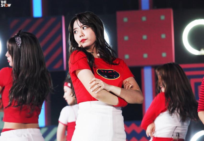 아이오아이 김소혜 더쇼 컴백 무대.jpgif | 인스티즈