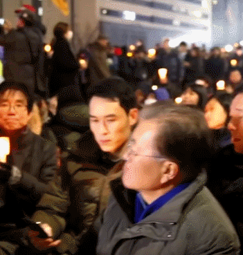 ㅋㅋㅋㅋ공공재가 된 자신을 받아들인 문재인.gif | 인스티즈