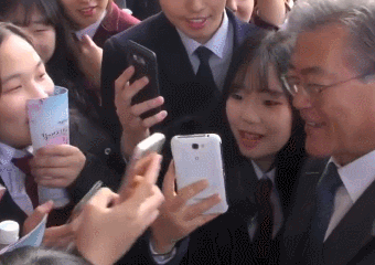 ㅋㅋㅋㅋ공공재가 된 자신을 받아들인 문재인.gif | 인스티즈