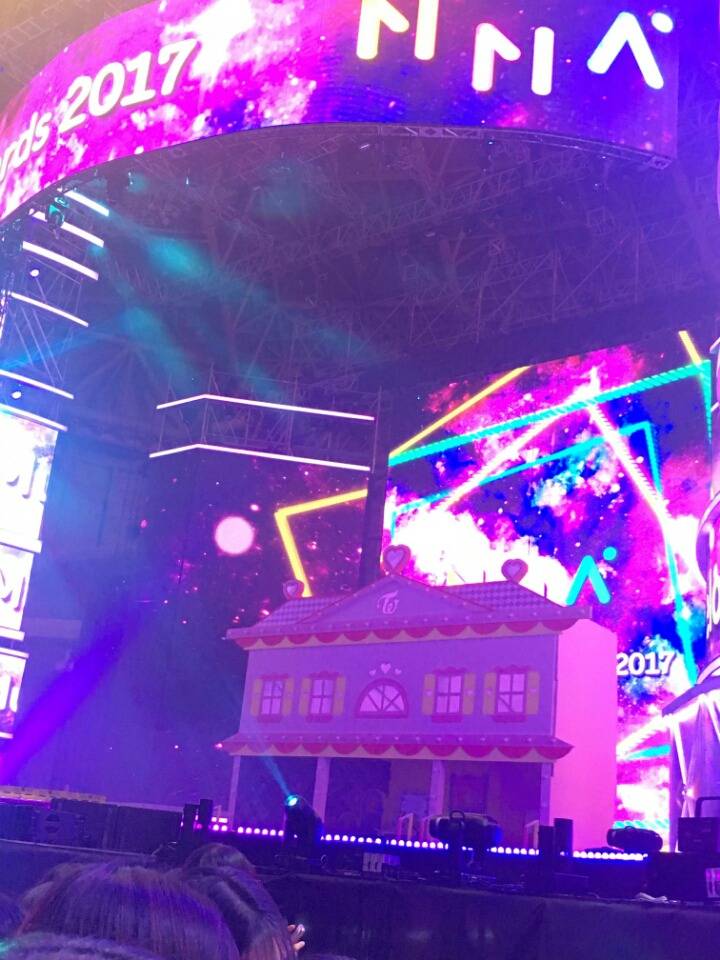 잠시후 멜론뮤직어워드 트와이스 무대 세트.jpg | 인스티즈