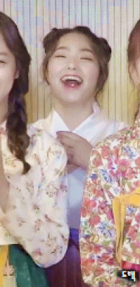 강미나 힐끔힐끔 | 인스티즈