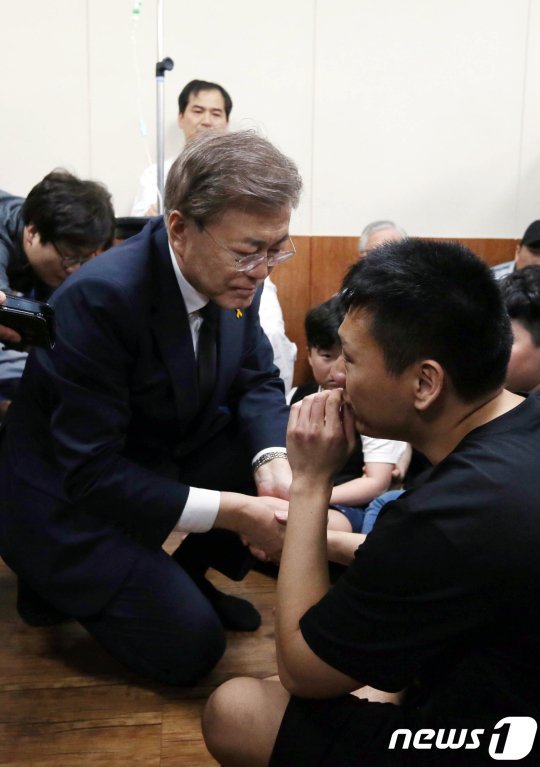 거제 크레인 사고 유족들을 위로하는 문재인 | 인스티즈