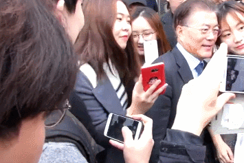 ㅋㅋㅋㅋ공공재가 된 자신을 받아들인 문재인.gif | 인스티즈