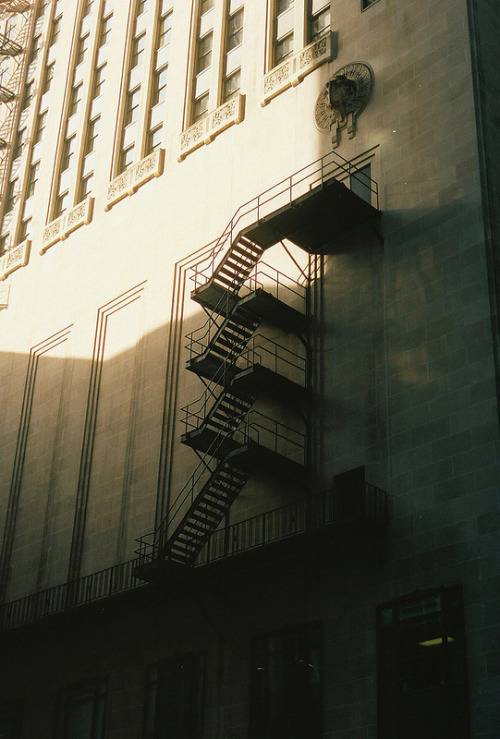 도망치는 발 소리에 행여라도 네가 깰까. 비상구 계단에서 뛰어내린 나를 알겠냐만은 | 인스티즈