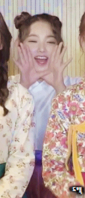 강미나 힐끔힐끔 | 인스티즈