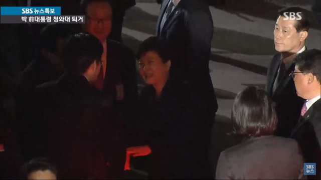 웃으면서 지지자들과 인사하는 박근혜씨 | 인스티즈