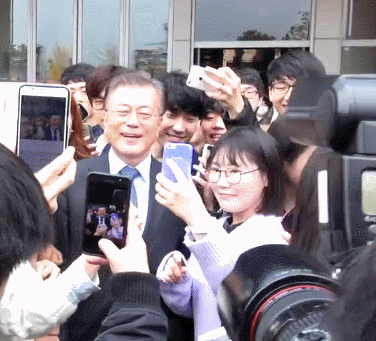 ㅋㅋㅋㅋ공공재가 된 자신을 받아들인 문재인.gif | 인스티즈