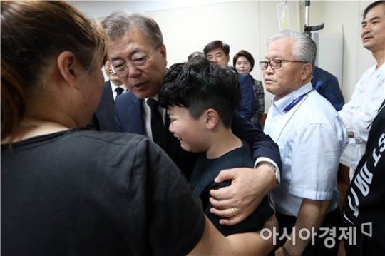 거제 크레인 사고 유족들을 위로하는 문재인 | 인스티즈