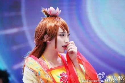 남성 관람객의 기습적인 키스를 받은 코스프레녀 | 인스티즈