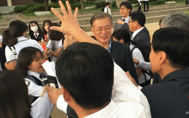 ㅋㅋㅋㅋ공공재가 된 자신을 받아들인 문재인.gif | 인스티즈