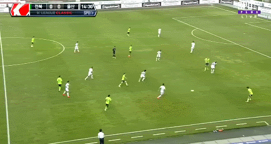 웬만해선 공을 안뺐기는 김보경.gif | 인스티즈