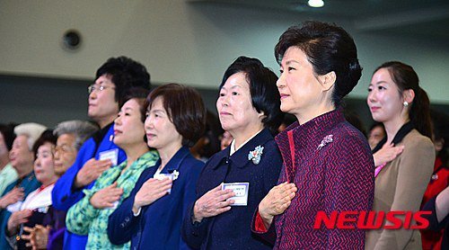 참석자들 박수 받는 박근혜 대통령 | 인스티즈