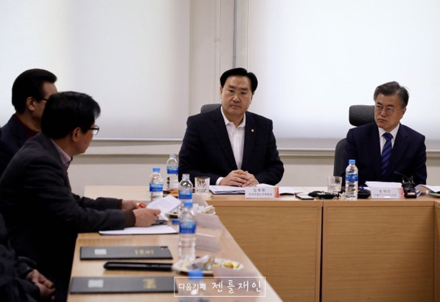 문재인 대표님 우체국 현장방문 및 집배원과의 대화 2017.02.21 | 인스티즈