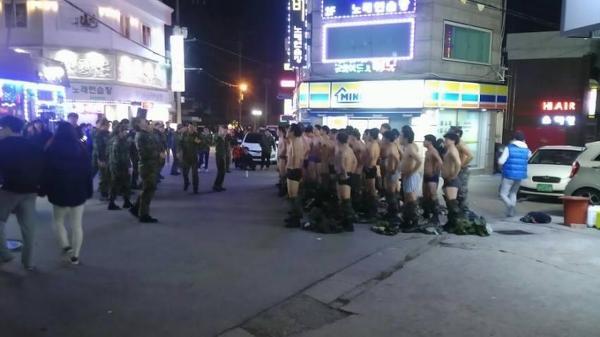 대학생 수십명이 팬티바람으로 노래부르는 모습 ㄷㄷㄷ | 인스티즈