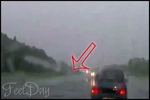 블랙박스에 찍힌 번개맞는 모녀 ㄷㄷ. gif | 인스티즈