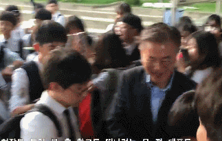 ㅋㅋㅋㅋ공공재가 된 자신을 받아들인 문재인.gif | 인스티즈