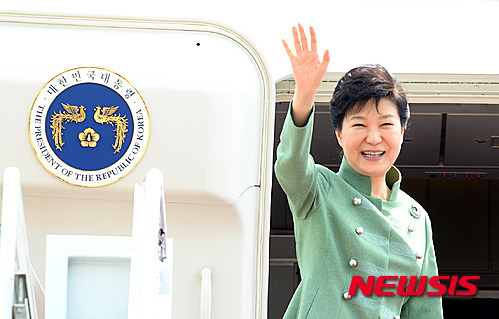 오늘자 출국하는 근혜찡.jpg | 인스티즈