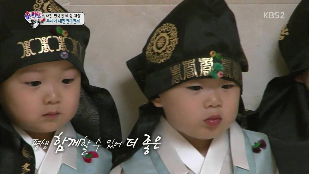 [슈퍼맨이돌아왔다] 서로 손을 꼭 잡고 있는 삼둥이 | 인스티즈