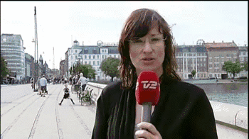 생방송 중 길가던 남자가 리포터한테 키스함.gif | 인스티즈