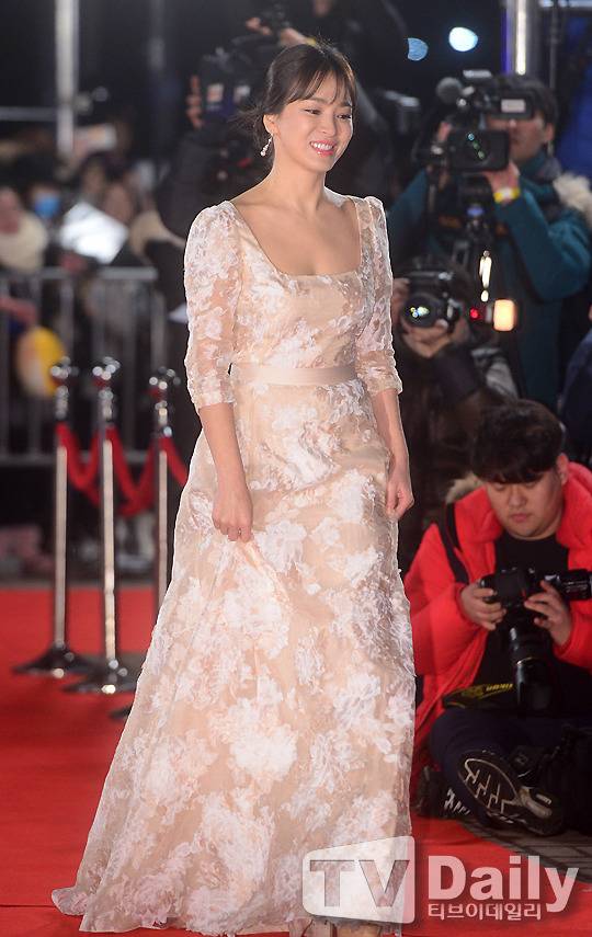 오늘자 송혜교 | 인스티즈