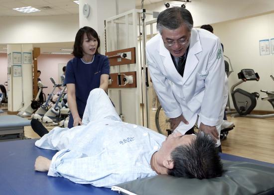 뭘 입어도 무사고 경력 30년 장기근속자 같아 보이는 문재인 | 인스티즈