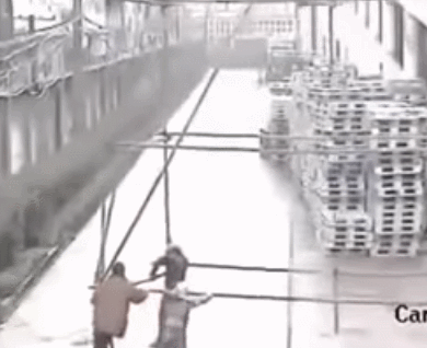 중국 작업 중 감전사고.gif (혐오주의) | 인스티즈