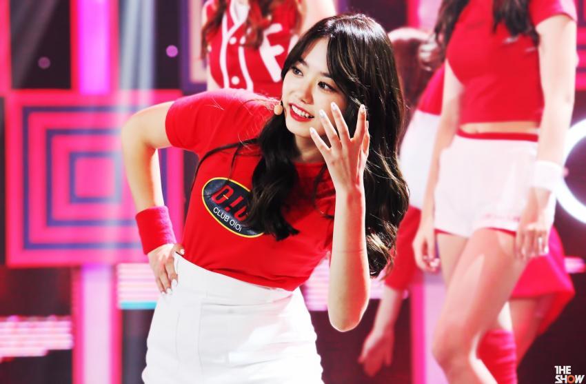 아이오아이 김소혜 더쇼 컴백 무대.jpgif | 인스티즈