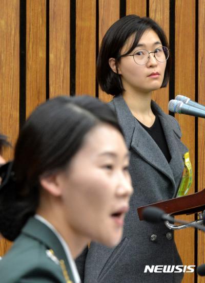 조여옥 대위 바라보는 이슬비 눈빛 | 인스티즈