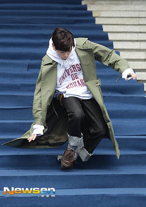 계단에서 굴러 떨어질뻔한 연예인 대처 ㅋㅋㅋㅋㅋㅋㅋ.gif | 인스티즈