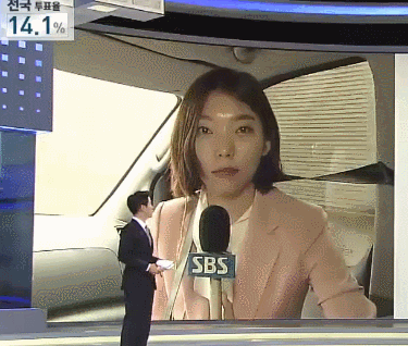 카메라 꺼진줄 알고 방심한 기자.gif | 인스티즈