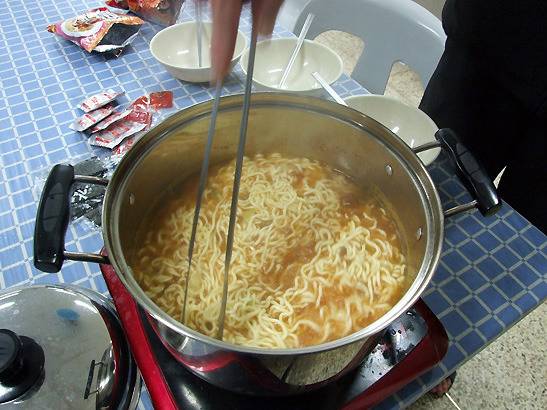 군인들 군대에서 라면끓어먹기 | 인스티즈